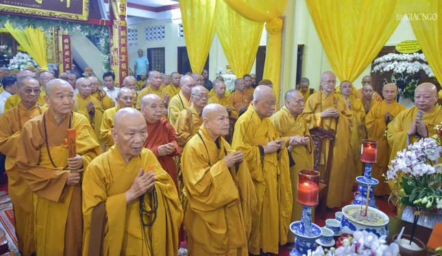 Chư tôn giáo phẩm Hội đồng Chứng minh, Hội đồng Trị sự thắp nén tâm hương tưởng niệm, tiễn biệt lần sau cuối trước Giác linh Trưởng lão Hòa thượng