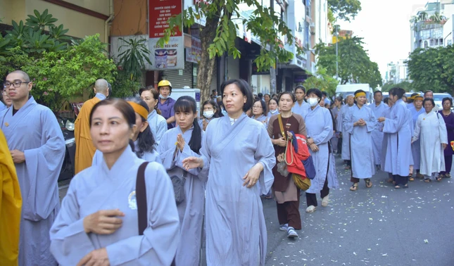 Nhiều Phật tử đã đến tiễn đưa bậc Thầy hướng đạo cho họ trong mấy mươi năm qua...