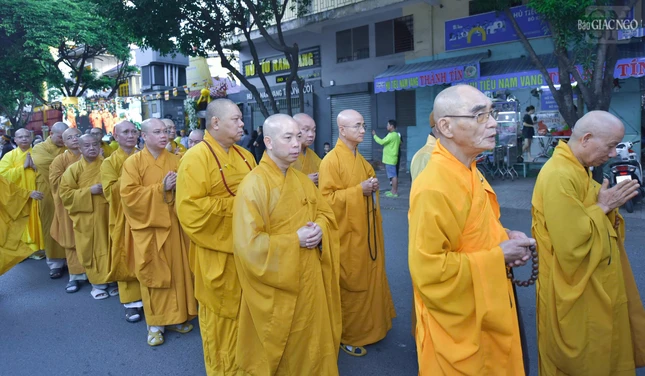 Đồng thời là người tham dự