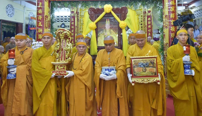 Pháp tử cung thỉnh di ảnh, long vị, y bát của bậc ân sư