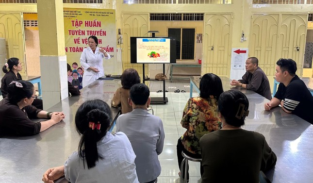 Bác sĩ Đỗ Thị Ngọc Bình, Trưởng trạm y tế quận chia sẻ về vấn đề an toàn vệ sinh thực phẩm