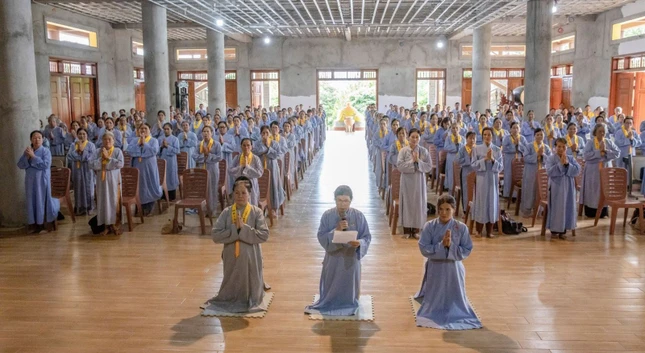 Phật tử tham dự khóa tu phát nguyện tu học tinh tấn