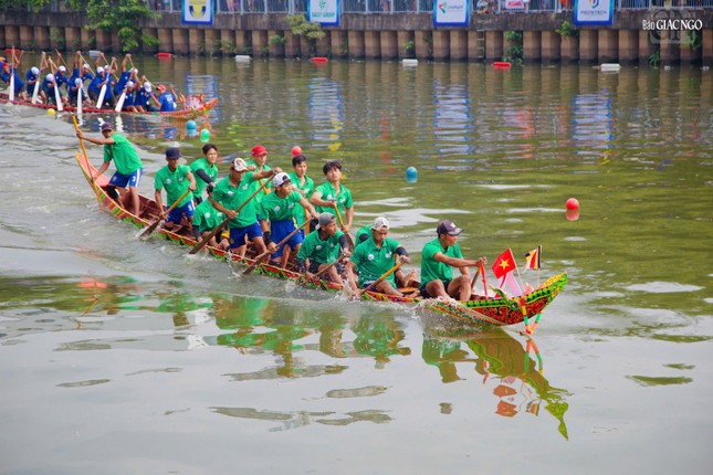 Những chiếc ghe ngo nối đuôi nhau rẽ nước lao vun vút, tạo nên bức tranh đầy sắc màu rực rỡ tại lễ hội đua ghe ngo