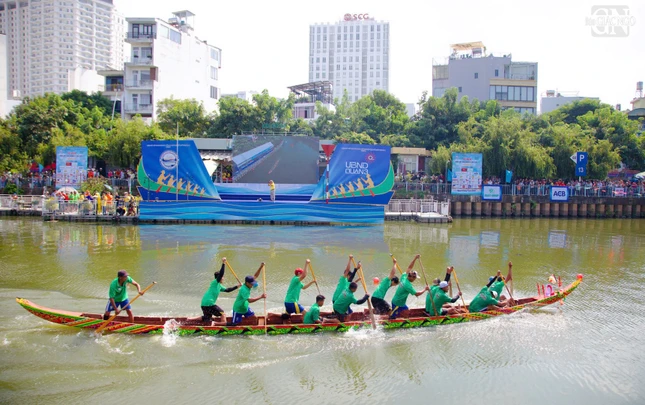 Dòng kênh Nhiêu Lộc đã chứng kiến sự thay đổi của đời sống người dân, qua nhiều giai đoạn cải tạo, chỉnh trang từ năm 1988 đến hôm nay