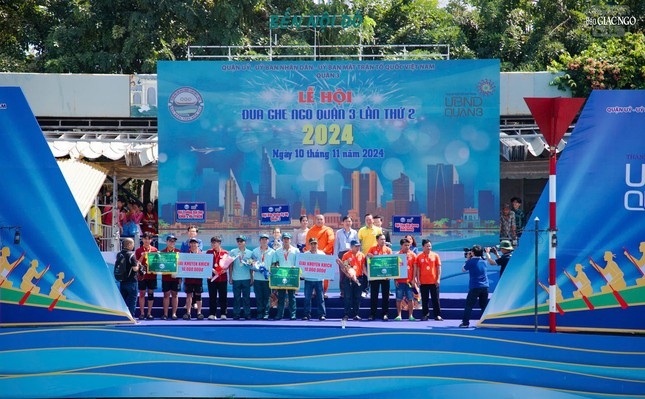 Trao giải khuyến khích đến các đội dự thi