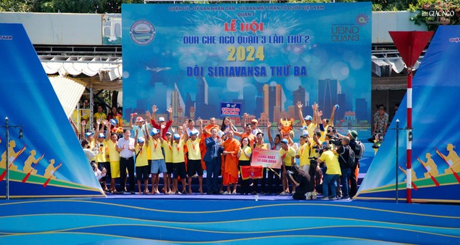 Trao cúp và giải nhất đến đội ghe ngo Siriavansa Thứ Ba (H.An Biên, Kiên Giang)