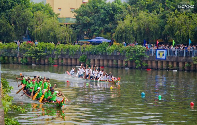 Lễ hội đua ghe ngo Q.3 mở rộng lần thứ II năm 2024 tổ chức tại Kênh Nhiêu Lộc – Thị Nghè, với sự tham gia của 12 đội dự thi đến từ Q.3, TPHCM và các tỉnh thành khu vực phía Nam