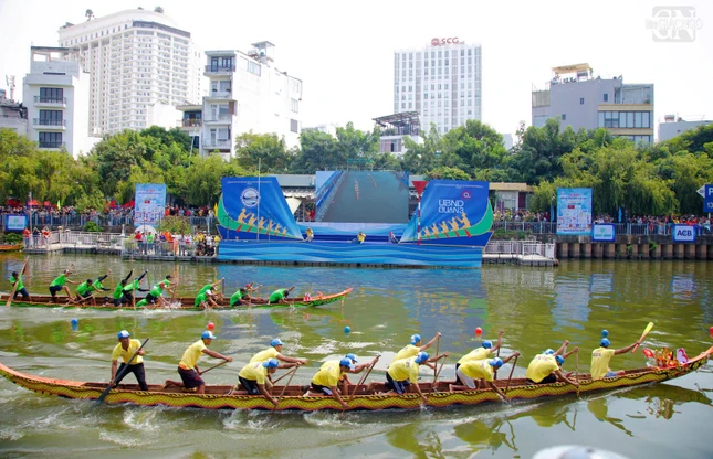 Song song với phần dự thi đua ghe ngo, Q.3 tổ chức chương trình biểu diễn nghệ thuật có sự tham gia của các ca sĩ với các ca khúc ca ngợi quê hương đất nước, các ca khúc dân gian dân tộc Khmer