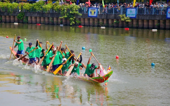 Đồng thời tăng cường giao lưu văn hóa, học tập, trao đổi kinh nghiệm giữa các dân tộc