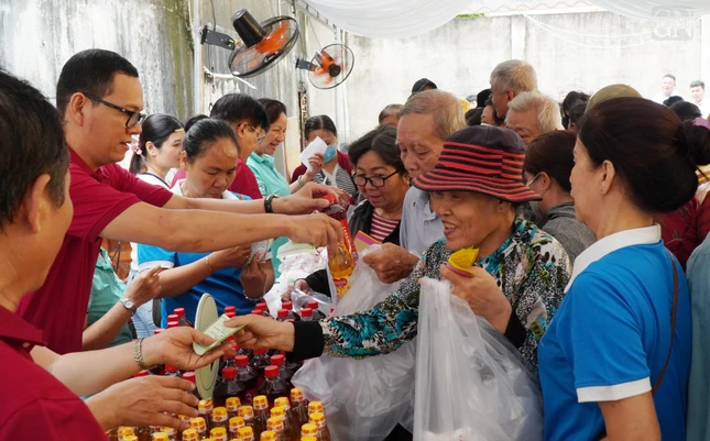 Phiên chợ 0 đồng diễn ra sáng nay 13-11 tại chùa Thiền Giác Phiên chợ 0 đồng diễn ra sáng nay 13-11 tại chùa Thiền Giác