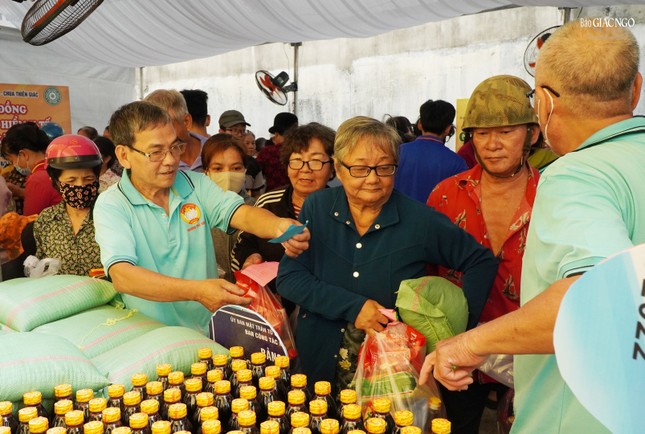 Người dân tại phiên chợ 0 đồng