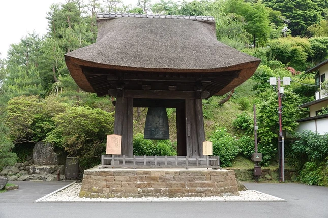 Phạm chung được đặt trong các ngôi chùa, thường là trong một tòa nhà hoặc tòa tháp đặc biệt được gọi là lầu chuông (shōrō, 鐘楼)