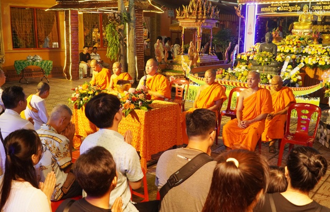 Lễ hội Ok Om Bok hay còn gọi là lễ hội cúng trăng, thả đèn hoa đăng, lễ đút cốm dẹp là một phần không thể thiếu trong đời sống tâm linh và văn hóa của người Khmer