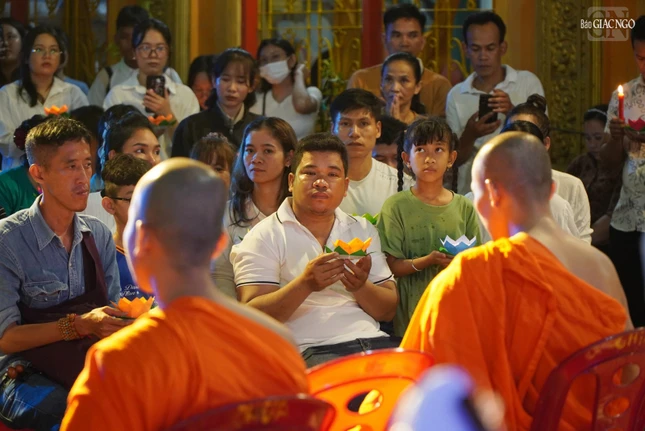 ... dâng lên cảm tạ đối với mặt trăng - vị thần theo tín ngưỡng của người Khmer Nam Bộ đã giúp bảo vệ mùa màng, điều hòa thời tiết, đem lại no ấm cho người dân ở phum, sóc