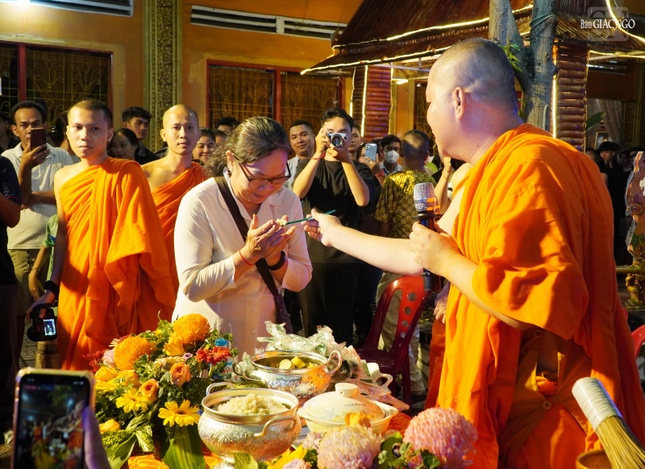 Rằm tháng 10 âm lịch hàng năm là lúc kết thúc vụ mùa, người Khmer tổ chức lễ đút cốm dẹp ước nguyện những điều tốt đẹp