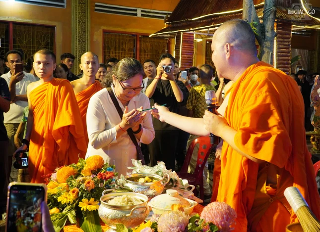 Rằm tháng 10 âm lịch hàng năm là lúc kết thúc vụ mùa, người Khmer tổ chức lễ đút cốm dẹp ước nguyện những điều tốt đẹp