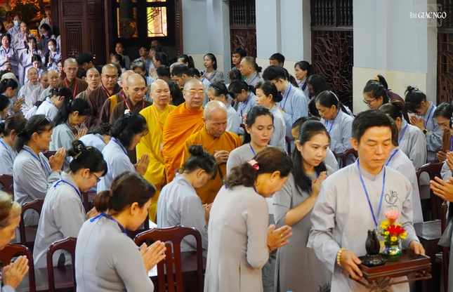 Phật tử cung đón chư tôn đức Ban Tổ chức Hội thi giáo lý Phật tử chứng minh lễ khai mạc tại chùa Vĩnh Phước