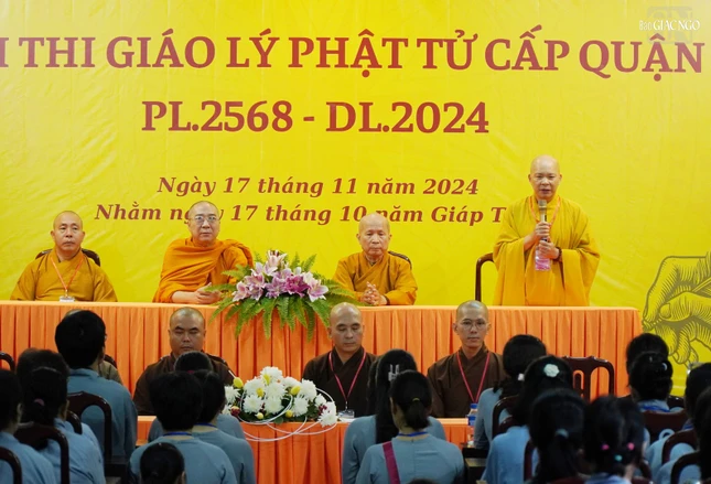 Thượng tọa Thích Trí Thường, Trưởng ban Trị sự GHPGVN Q.12 phát biểu tại lễ khai mạc Hội thi giáo lý cấp quận tại chùa Vĩnh Phước