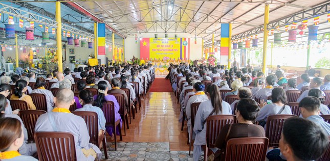 Có trên 300 Phật tử địa bàn H.Củ Chi tham gia thi giáo lý Phật tử tại tu viện Linh Thứu - Ảnh: Tâm Quý