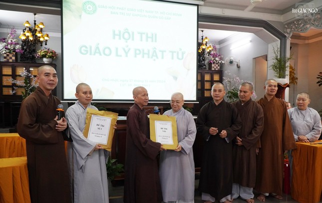 Thượng tọa Thích Giác Tín, Phó ban Hoằng pháp Phật giáo TP.HCM, Phó ban Tổ chức Hội thi giáo lý Phật tử trao đề thi đến điểm thi của Ban Trị sự GHPGVN Q.Gò Vấp tại chùa Huỳnh Kim
