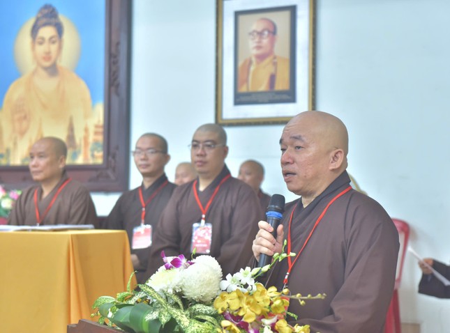 Thượng tọa Thích Nhật Thiện, Trưởng ban Trị sự GHPGVN Q.10 phát biểu khai mạc - Ảnh: Trí Thuận