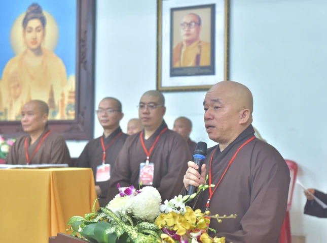 Thượng tọa Thích Nhật Thiện, Trưởng ban Trị sự GHPGVN Q.10 phát biểu khai mạc - Ảnh: Trí Thuận