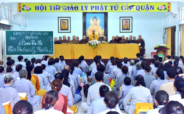 Thượng tọa Thích Thiện Quý, Phó ban kiêm Chánh Thư ký Ban Trị sự GHPGVN TP.HCM, Phó ban tổ chức Hội thi giáo lý Phật tử năm 2024 phát biểu tại điểm thi chùa Ấn Quang, Q.10 - Ảnh: Trí Thuận