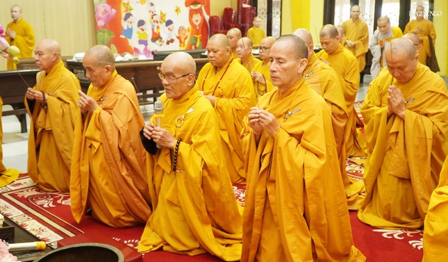 Chư tôn giáo phẩm thành kính dâng hương tưởng niệm Chư tôn giáo phẩm thành kính dâng hương tưởng niệm