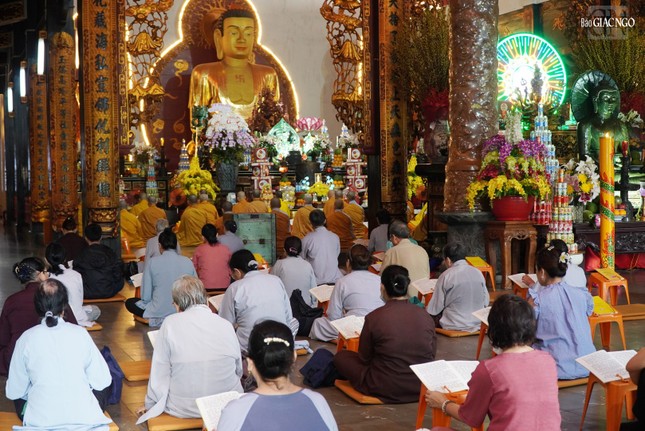 Khóa lễ tụng kinh A Di Đà tại Phật điện Khóa lễ tụng kinh A Di Đà tại Phật điện