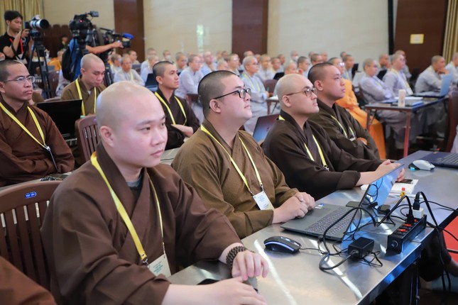 Đại đức Thích Vạn Viên (thứ 2 từ bên trái) cùng chư Tăng TP.Thủ Đức tham dự khóa bồi dưỡng - Ảnh: Trung Thắng