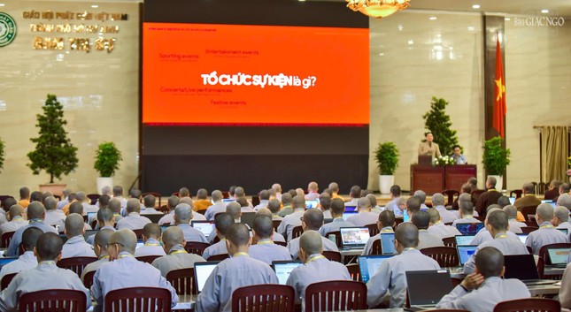 Các học viên bắt đầu Khóa bồi dưỡng thiết kế truyền thông năm 2024 do Ban Thông tin - Truyền thông Phật giáo TP.HCM tổ chức