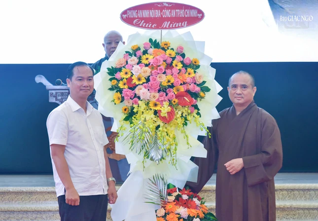 Lẵng hoa chúc mừng của Phòng An ninh nội địa - Công an TP.HCM Lẵng hoa chúc mừng của Phòng An ninh nội địa - Công an TP.HCM