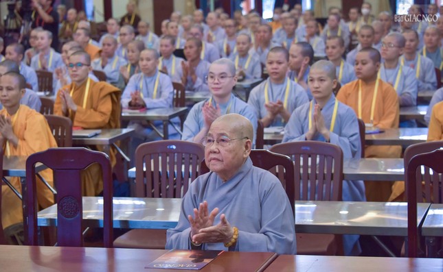 Ni trưởng Thích nữ Từ Nhẫn, Trưởng Phân ban Ni giới Phật giáo TP.HCM tham dự lễ khai mạc