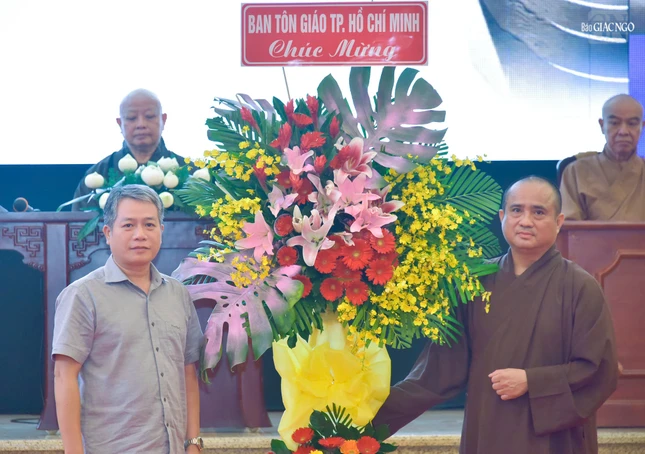 Lẵng hoa chúc mừng của Ban Tôn giáo TP.HCM Lẵng hoa chúc mừng của Ban Tôn giáo TP.HCM