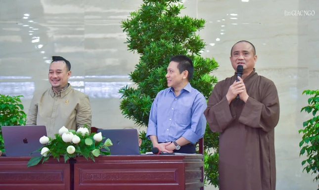 Thượng tọa Thích Tâm Hải giới thiệu các vị hướng dẫn tại buổi học Thượng tọa Thích Tâm Hải giới thiệu các vị hướng dẫn tại buổi học