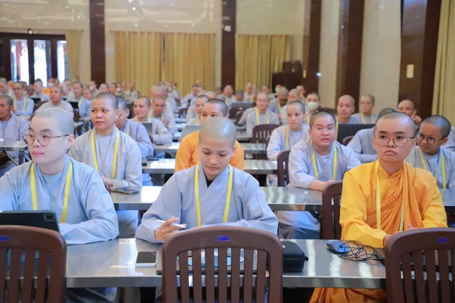 Sư cô Thích nữ Tuyết Nghiêm (ngồi giữa) chăm chú trong buổi học - Ảnh: Trung Thắng Sư cô Thích nữ Tuyết Nghiêm (ngồi giữa) chăm chú trong buổi học - Ảnh: Trung Thắng