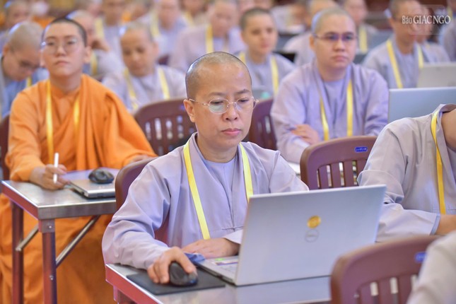 Học viên tham dự khóa bồi dưỡng phải có laptop đã cài đặt một trong các phần mềm thiết kế như: Photoshop, Illustrator, Corel, Canva...