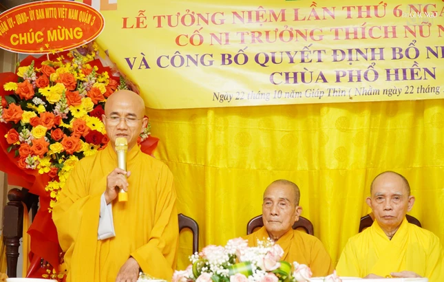 Thượng tọa Thích Thiện Quý sách tấn đến Sư cô tân trụ trì chùa Phổ Hiền