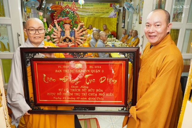 Thượng tọa Thích Thiện Bửu trao khánh chúc mừng của Thường trực Ban Trị sự GHPGVN Q.3 đến Sư cô Thích nữ Bửu Hòa