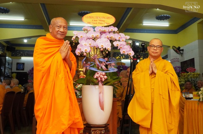 Văn phòng II T.Ư tặng hoa chúc mừng Đại đức Thích Thiện Châu Văn phòng II T.Ư tặng hoa chúc mừng Đại đức Thích Thiện Châu