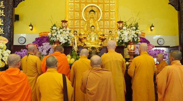 Chư tôn đức niêm hương, đảnh lễ Tam bảo