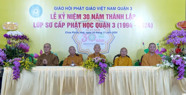 Lớp Sơ cấp Phật học Q.3 tổ chức họp mặt chư vị Bổn sư của Tăng Ni sinh vào chiều 23-11, tại chùa Phước Hòa - Ảnh: Trí Thuận