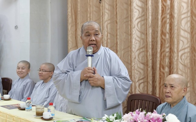 Ni sư Thích nữ Lệ Thuận, trụ trì tổ đình Kim Sơn, Q.Phú Nhuận đóng góp ý kiến - Ảnh: Trí Thuận