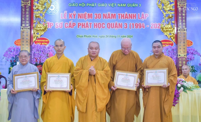 Thượng tọa Thích Trung Nguyện trao Bằng công đức đến các cá nhân đóng góp trong công tác giáo dục Phật giáo quận nhà