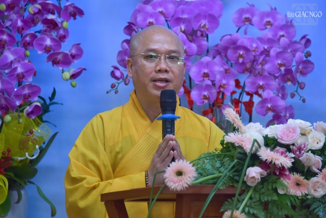 Đại đức Thích Trí Đức, Phó Thư ký Ban Trị sự GHPGVN TP.HCM công bố quyết định của Ban Thường trực Ban Trị sự GHPGVN TP.HCM tặng Bằng tuyên dương công đức; Bằng công đức đến tập thể và cá nhân thuộc Lớp Sơ cấp Phật học Q.3