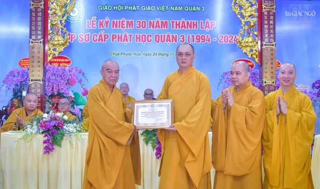 Ban Chủ nhiệm Lớp Sơ cấp Phật học Q.3 nhận bằng tuyên dương công đức của Ban Thường trực Ban Trị sự GHPGVN TP.HCM