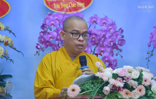 Đại đức Thích Thiện Châu đọc diễn văn kỷ niệm 30 năm thành lập Lớp Sơ cấp Phật học Q.3