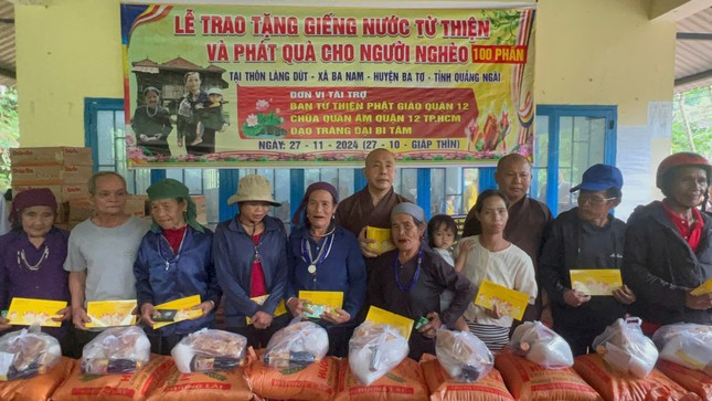 Thượng tọa Thích Thích Thiện Từ, Trưởng ban Từ thiện xã hội GHPGVN Q.12 (TP.HCM) trao quà đến bà con tại Quảng Ngãi