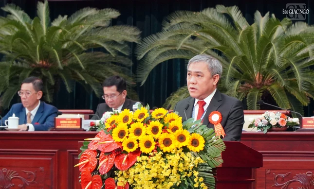 Ông Văn Hồng Ngọc, Trưởng ban Dân tộc TP.HCM, Phó Trưởng ban Thường trực Ban Chỉ đạo, Trưởng ban Tổ chức đại hội trình bày tóm tắt báo cáo chính trị Đại hội đại biểu các dân tộc thiểu số TP.HCM lần thứ IV năm 2024 Ông Văn Hồng Ngọc, Trưởng ban Dân tộc TP.HCM, Phó Trưởng ban Thường trực Ban Chỉ đạo, Trưởng ban Tổ chức đại hội trình bày tóm tắt báo cáo chính trị Đại hội đại biểu các dân tộc thiểu số TP.HCM lần thứ IV năm 2024