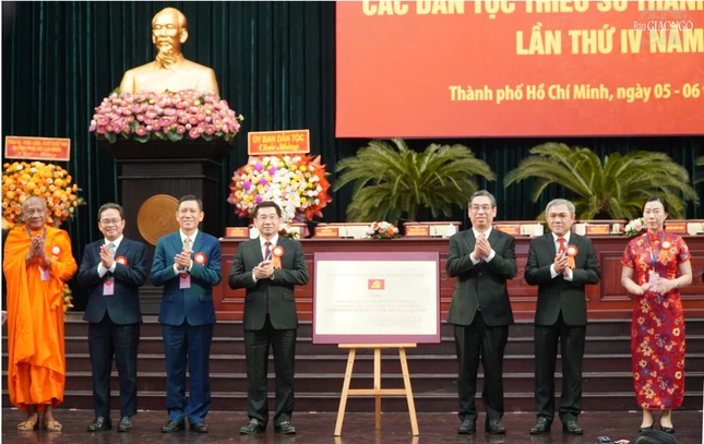 Ông Nguyễn Phước Lộc, Phó Bí thư Thành ủy, Chủ tịch UBMTTQVN TP.HCM trao bức trướng chúc mừng đến đại hội Ông Nguyễn Phước Lộc, Phó Bí thư Thành ủy, Chủ tịch UBMTTQVN TP.HCM trao bức trướng chúc mừng đến đại hội